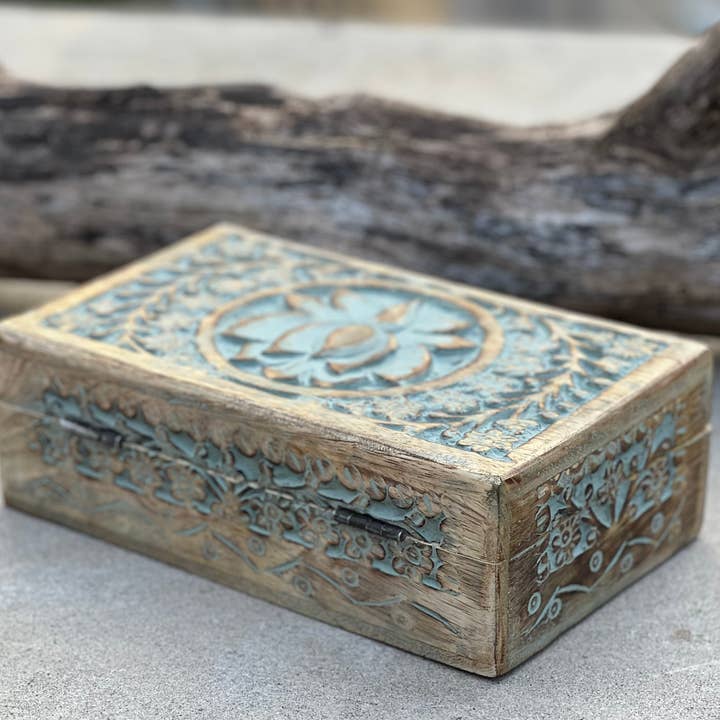 Lungta Imports - Vente Boîte/rangement à bijoux - Boîte en bois sculptée à la main avec motif lotus pour bijoux et montres6