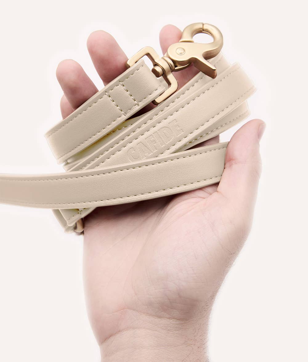 CAFIDE – Großhandel Leine – Hund – Mehrfach verstellbare Hundeleine aus beigem veganem Leder, Jala1