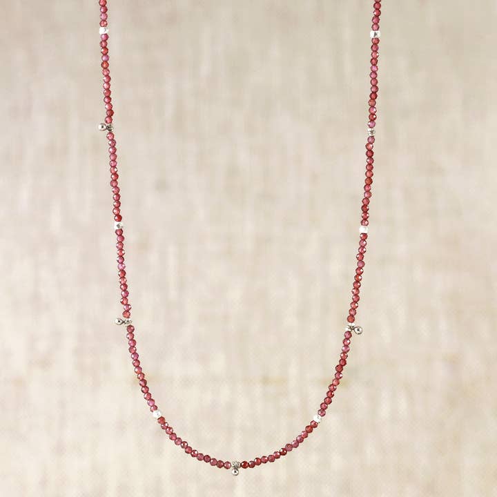 Collier avec breloques en petites boules d'argent et grenat rhodolite N-3848 pour la vente par Alicia Van Fleteren Jewelry Design