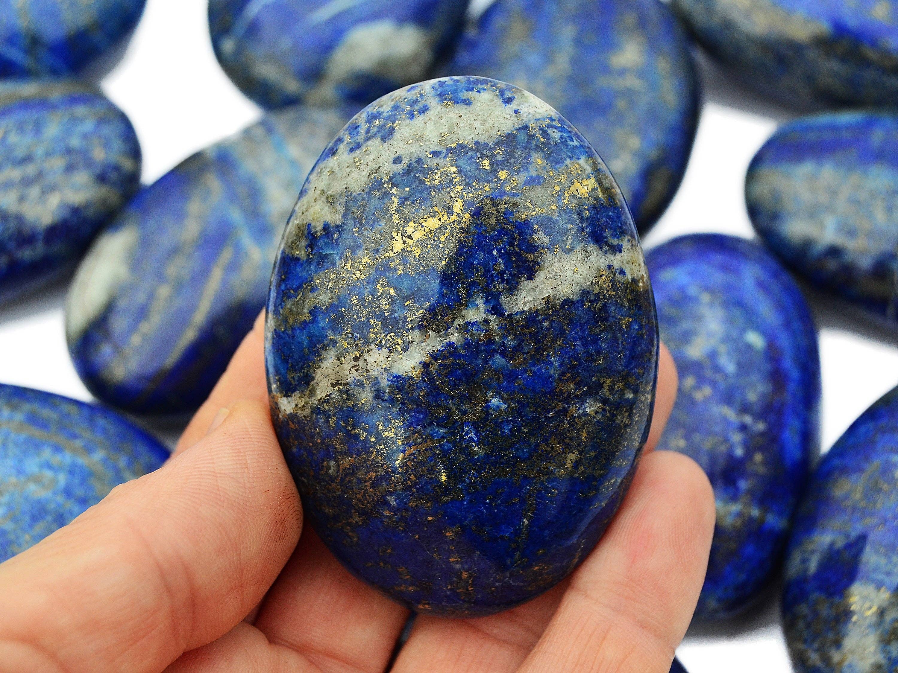 Kaia & Crystals – wholesale Andlig sten/kristall – Lapis lazuli handstenar (7–10 st) kvalitetsset, 45–80 mm9