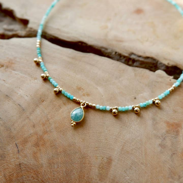 Collana “Willow” con perline di amazzonite, perle indiane e pendente a goccia di amazzonite per la vendita all'ingrosso da parte di THA-MAKA