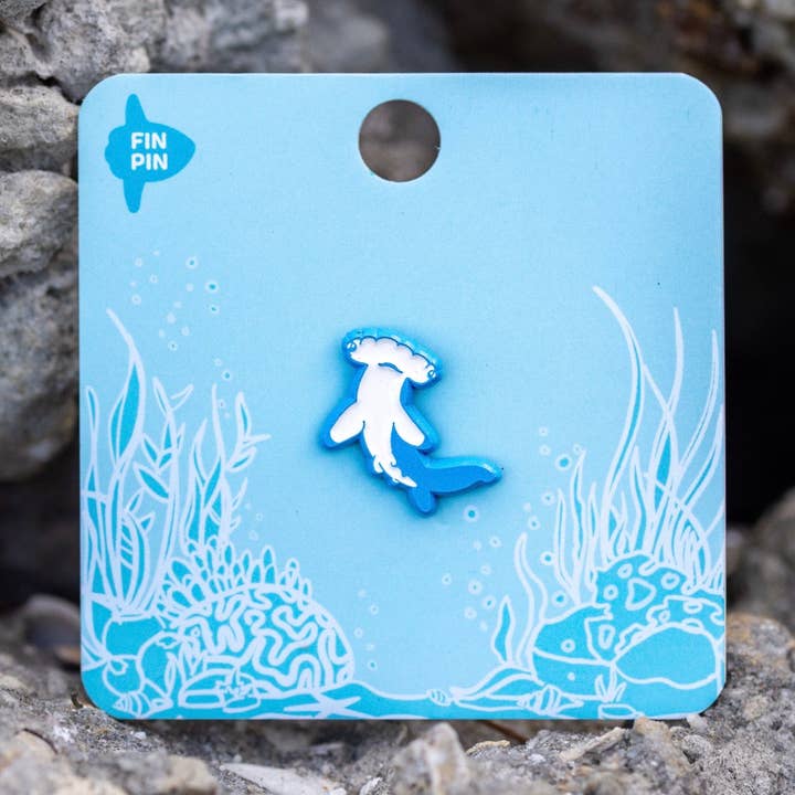 Épingle en émail requin-marteau miniature pour la vente par Fin Pin Shop