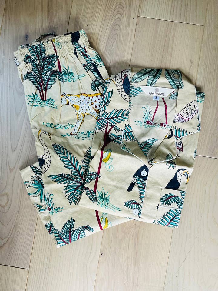 Conjunto de Pijama Comprido em Estampa de Selva Creme por atacado de AMRANIS