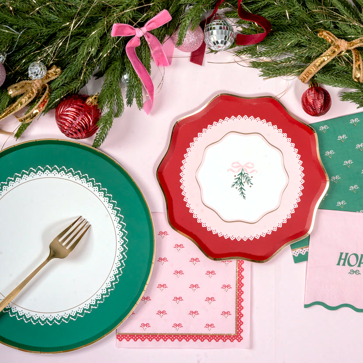 Harlow & Grey - Vente Assiette jetable - Assiettes de Noël vertes et roses - Noël coquette5