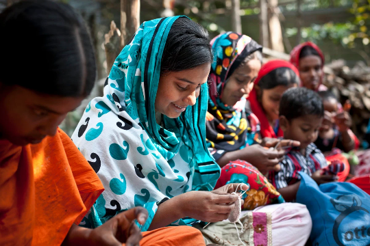 Pebblechild – Großhandel Handrassel – Baby – Gehäkeltes Babyspielzeug Oktopus-Rassel - leuchtend pink5
