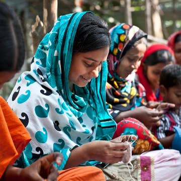 Pebblechild – Großhandel Handrassel – Baby – Gehäkeltes Babyspielzeug Oktopus-Rassel - leuchtend pink5