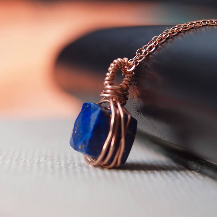 Siebijoux - Wholesale Pendant/Charm Necklace - September birthstone lapis lazuli cube faceted wirewrapped3