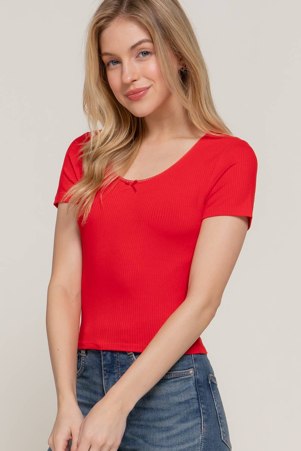 Active Basic | Active USA – wholesale Stickad topp - Dam – Kortärmad topp med rund halsringning, spets och satinrosett i ribbstickat tyg12