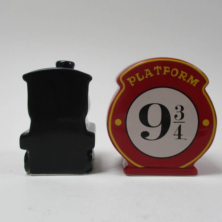 Silver Buffalo - Wholesale Salt & Pepper Shaker Set - Harry Potter Hogwarts Platform Ceramic Salt & Pepper Shaker