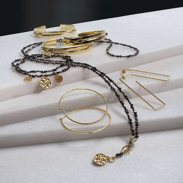 URBAN-EQUESTRIAN - Wholesale Hoop Earrings - Hammered Hoops - Infinity Clasp Round Earring 14K Gold Vermeil2