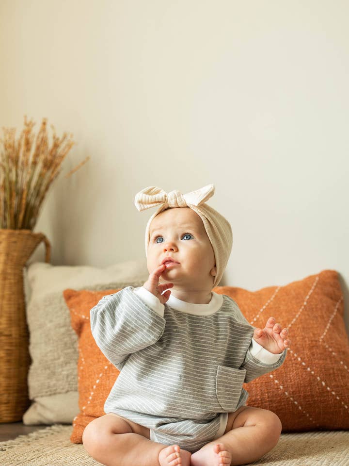 Combinaison boule surdimensionnée douce et extensible en coton bio pour la vente par Little Organic Co