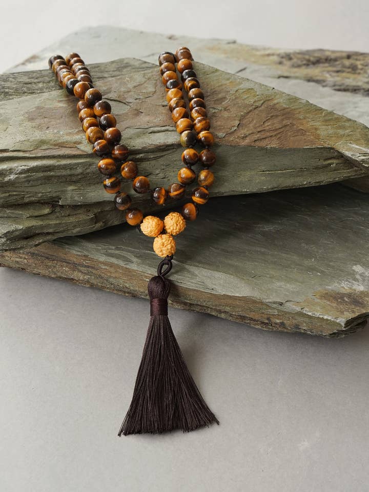 Collier de prière Mala 108 perles œil de tigre pour homme avec pompon pour la vente par Xander Kostroma