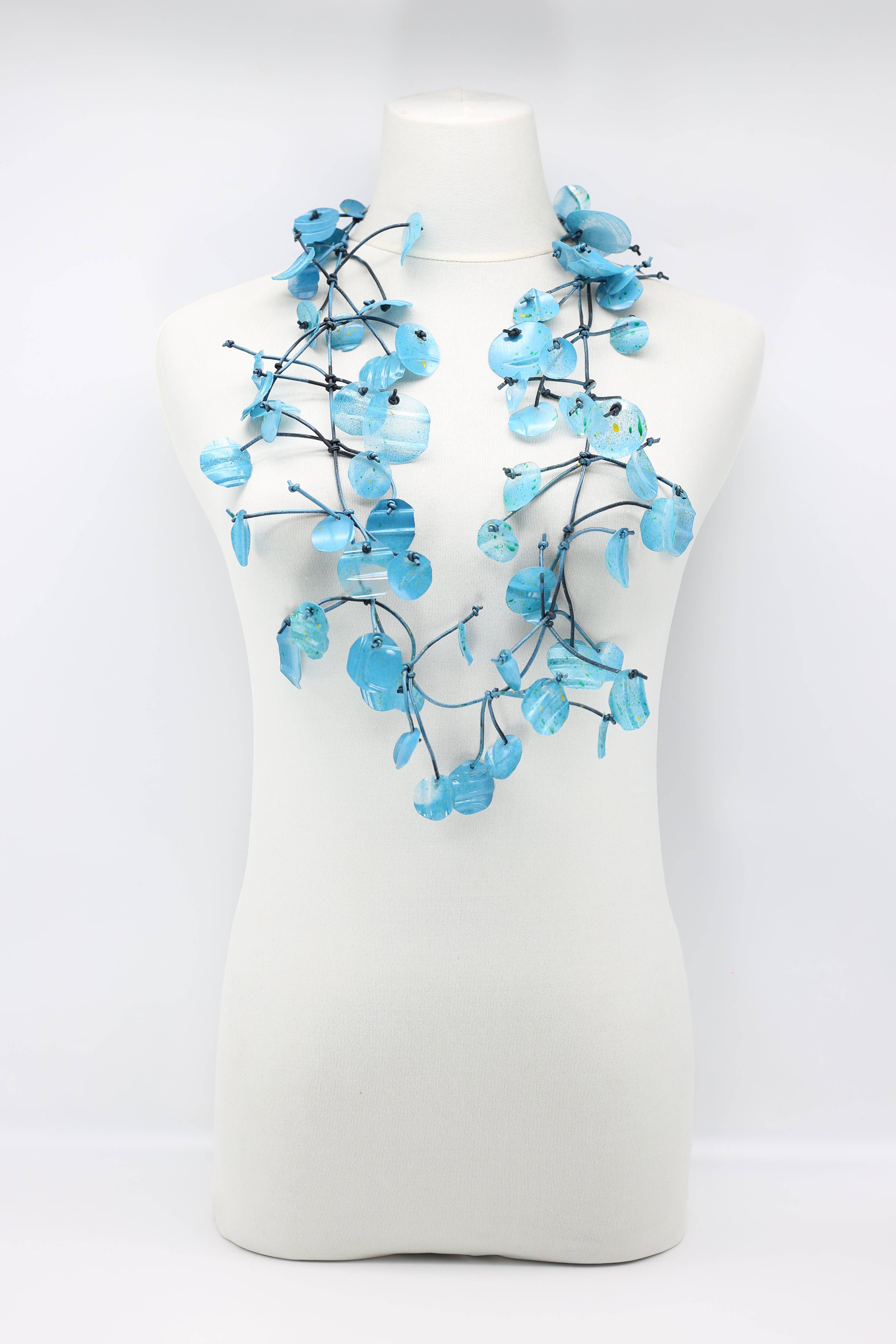 Jianhui London – Großhandel Statement-Halsketten – Halskette mit Seerosenblättern aus recyceltem Kunststoff, lang, handbemalt19