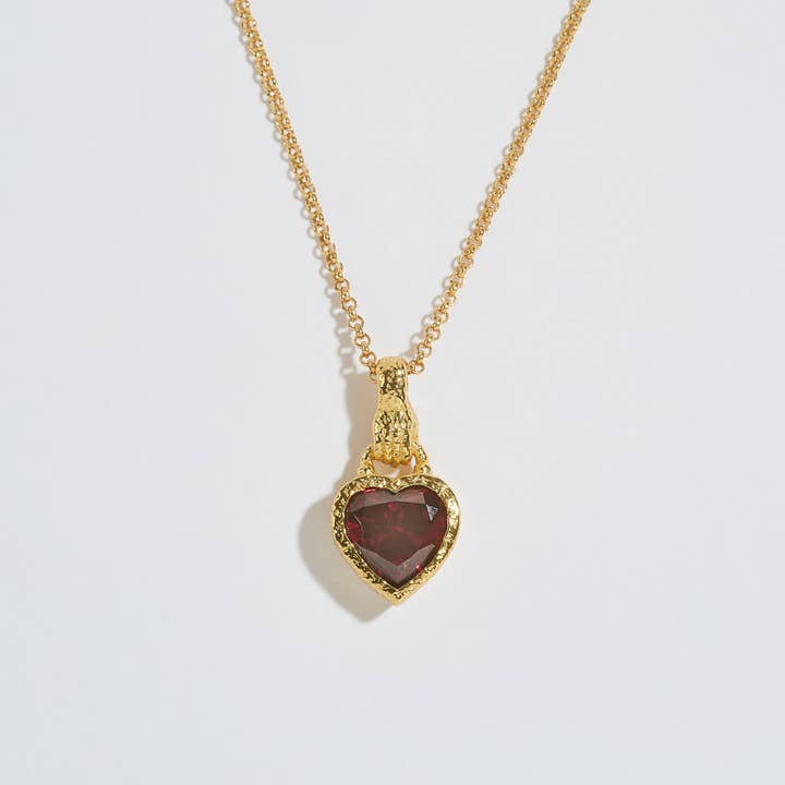 Colar Garnet Heart in Hand Gold Charm por atacado de Claire Hill Designs