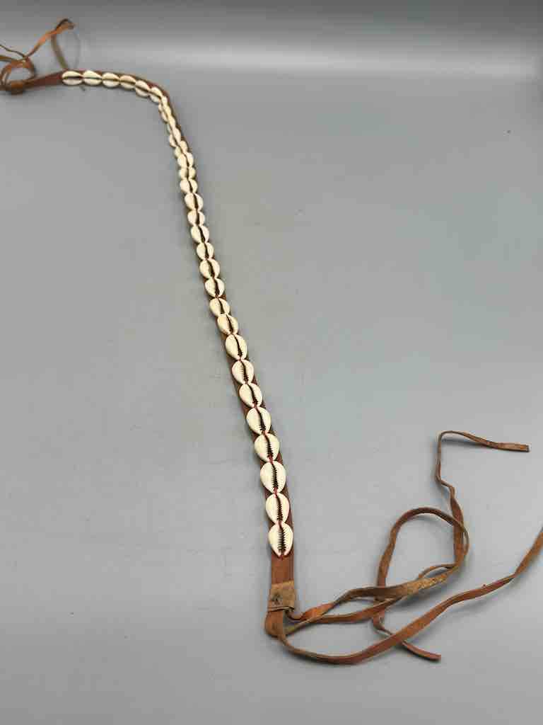 The Niger Bend – Großhandel Gürtel – Damen – Schmaler afrikanischer Krawattenverschluss aus echtem Kaurimuschelleder2