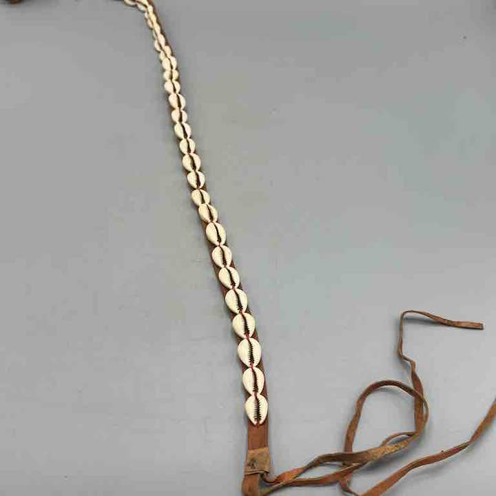 The Niger Bend – Großhandel Gürtel – Damen – Schmaler afrikanischer Krawattenverschluss aus echtem Kaurimuschelleder2