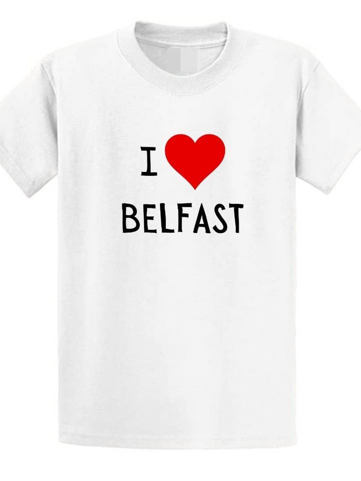 Maglietta rossa unisex per adulti con scritta «I Love Belfast» di Second Ave per la vendita all'ingrosso da parte di Second Ave Gift Company
