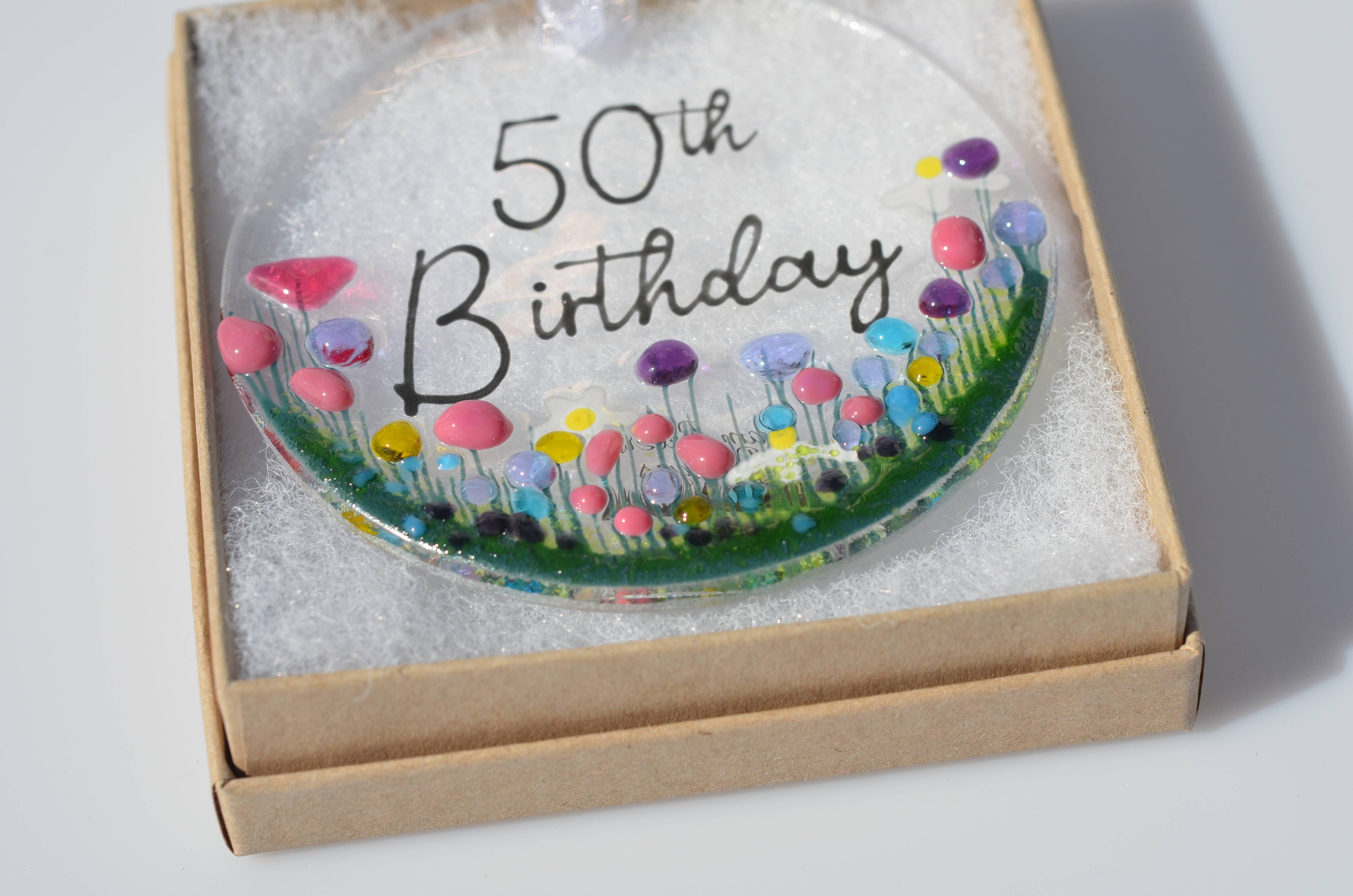 Pam Peters Designs - Vendita all'ingrosso Decorazione - Decorazione da appendere in vetro fuso fatta a mano, con scritta «50th Birthday»7