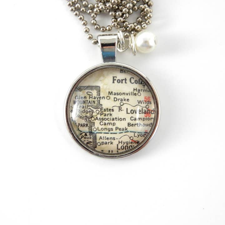 Estes Park Map Collana con ciondolo da 2,5 cm per la vendita all'ingrosso da parte di KraftyKash Designs
