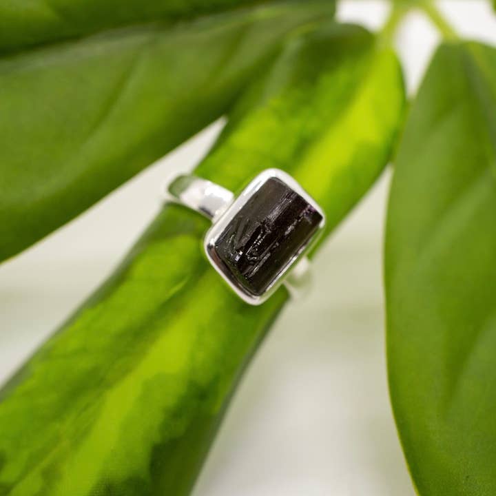 Bague en argent sterling avec tourmaline noire pour la vente par Baizaar