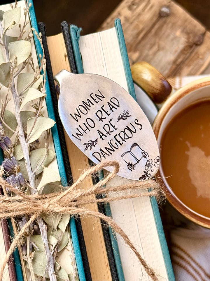 Marcador de cuchara, las mujeres que leen son peligrosas para venta al por mayor de The WildSmith
