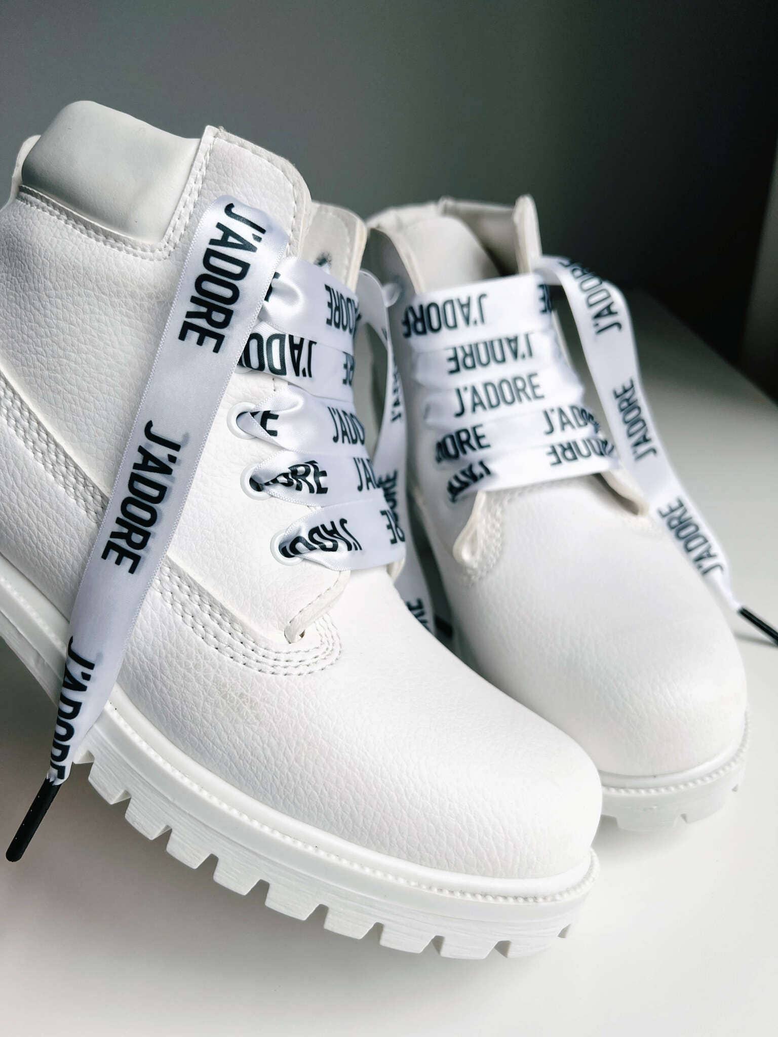 The Shoelace Brand – wholesale Skosnören - Unisex – J’adore – Statement skosnören med svarta metalländar1