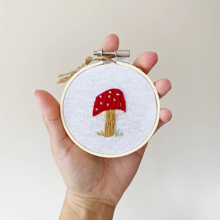 Islay's Terrace – wholesale Material för broderi/korsstygn – Överraskning Mini Mushroom Broderi - 3 tums broderi1