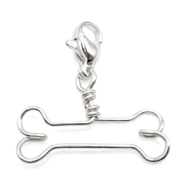 Pendentif en argent en forme d'os pour la vente par Alegria Accessories Inc.