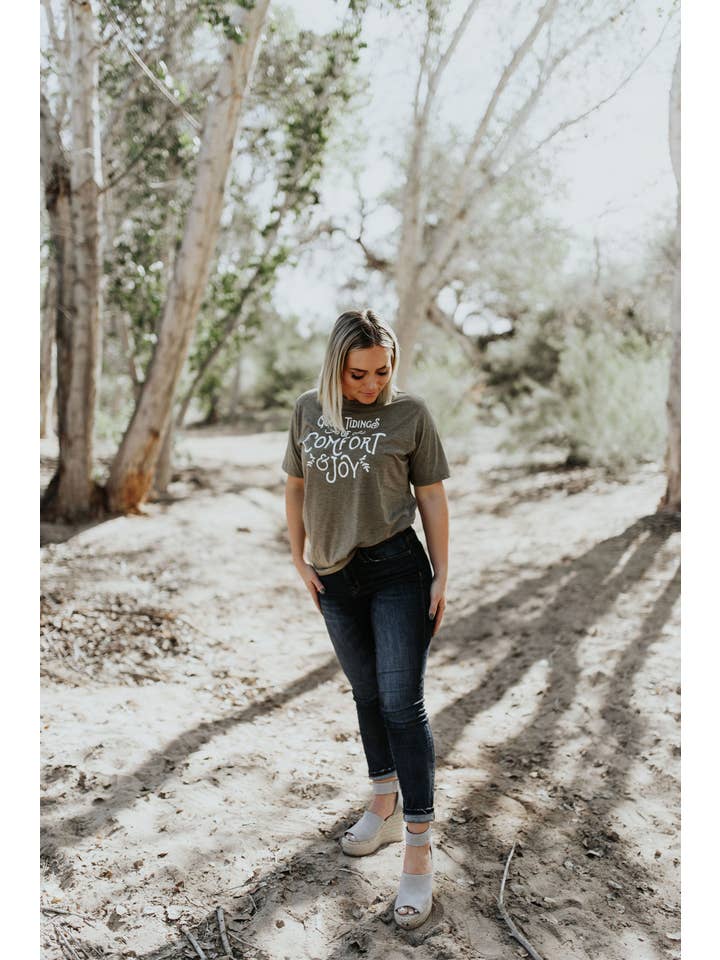 Amy Anne Apparel Inc - Vendita all'ingrosso Maglietta serigrafata - Donna - Good Tidings Comfort Joy - T-shirt serigrafata da donna3