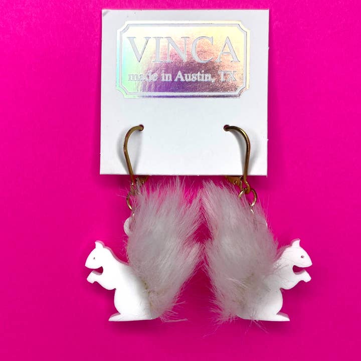 Vinca – Großhandel Ohrhänger – Flauschige Glücksbringer-Ohrringe mit Albino-Eichhörnchen-Anhängern