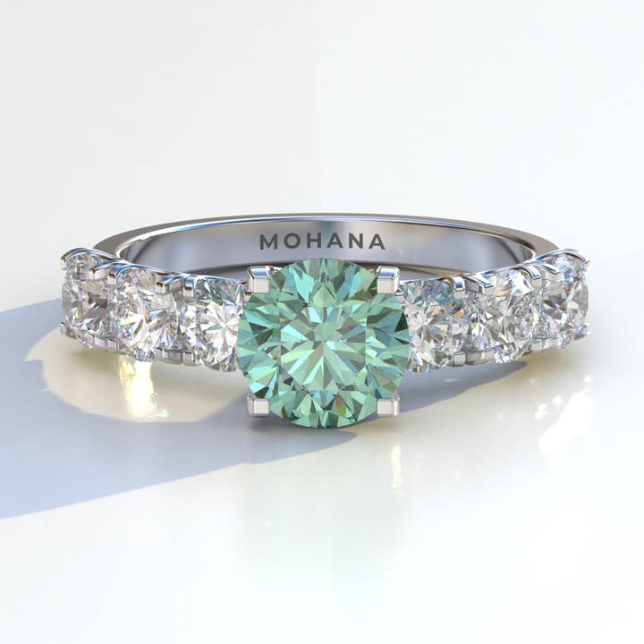 Bague de fiançailles en diamant de laboratoire bleu rond de 3 carats demi-éternité - Angeleno pour la vente par Mohana Jewels - Luxury
