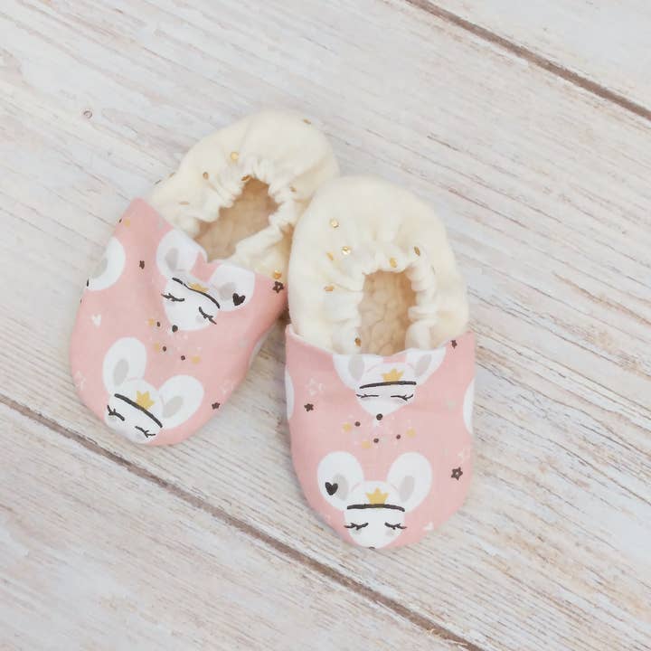 Chaussons bébé 0-6 mois - Lili la souris pour la vente par Camille et Anatole