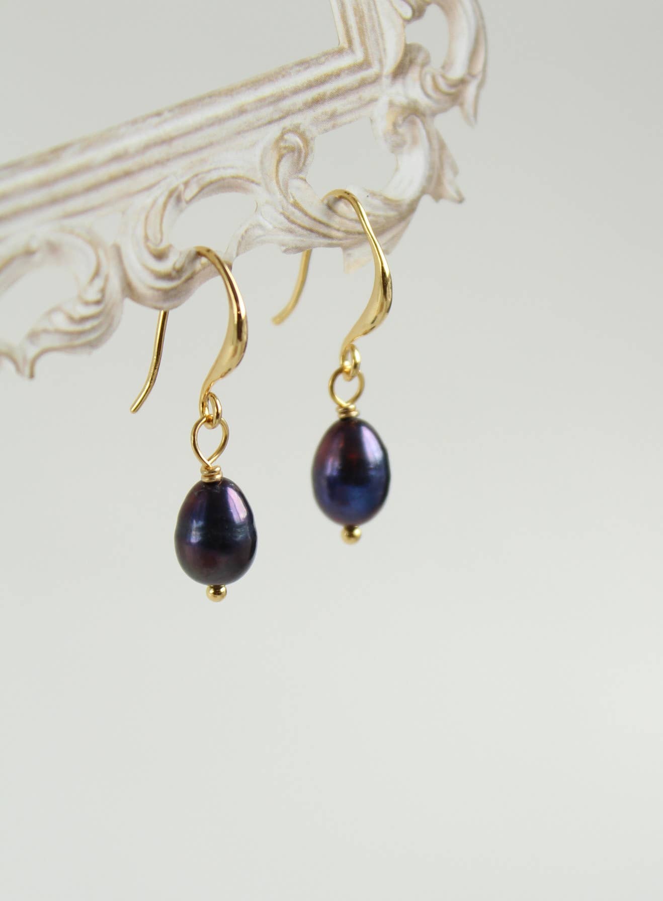 iBijoux – Engroshandel Hængeøreringe og creoløreringe – Minimalistiske ferskvandsperle-øreringe med vedhæng (1E04a)6