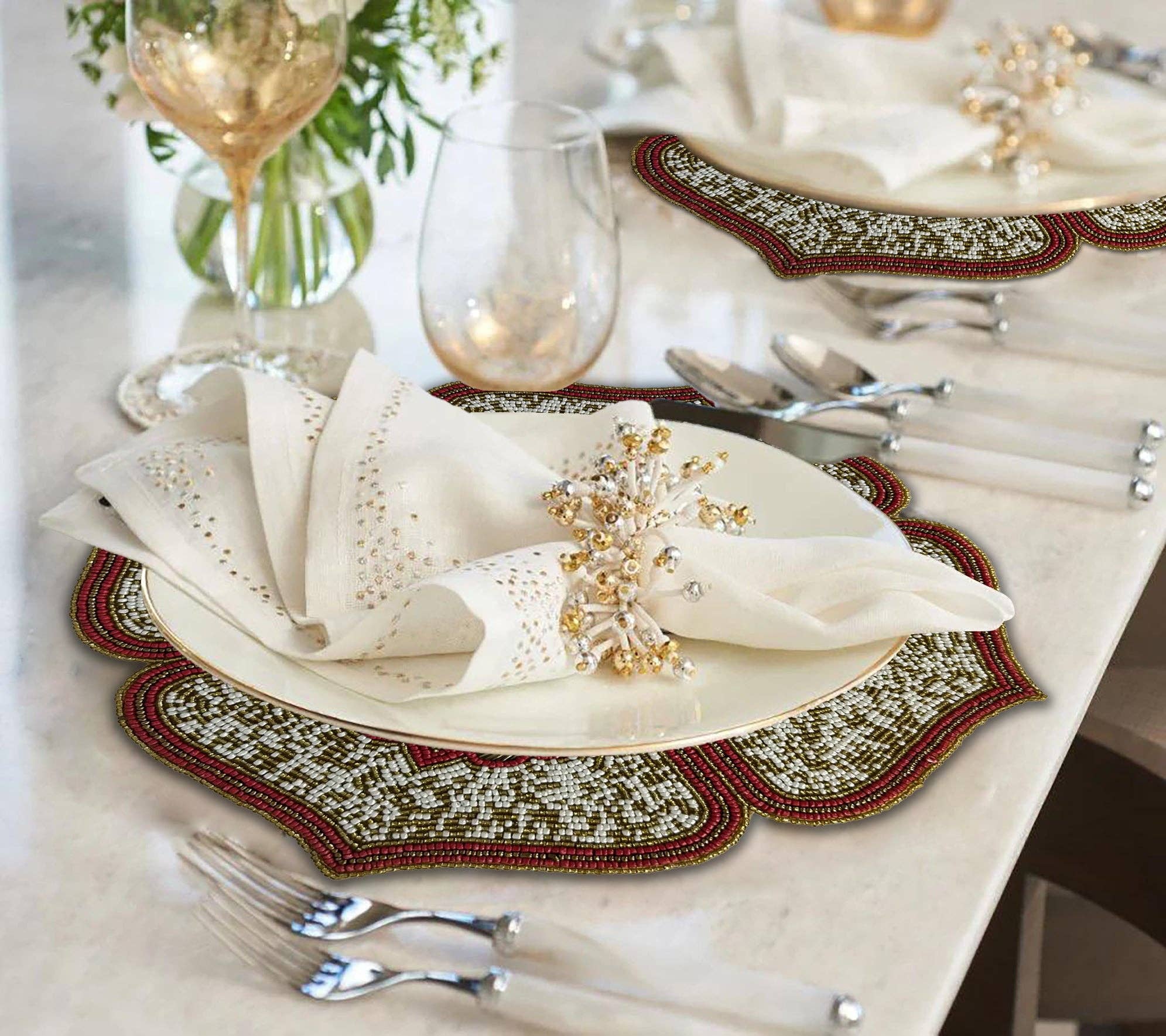 Brgndy Gold Crimson Frost – Sets de table perlés en or rouge blanc, décoration de table à manger élégante 15 pouces en vente sur Faire3