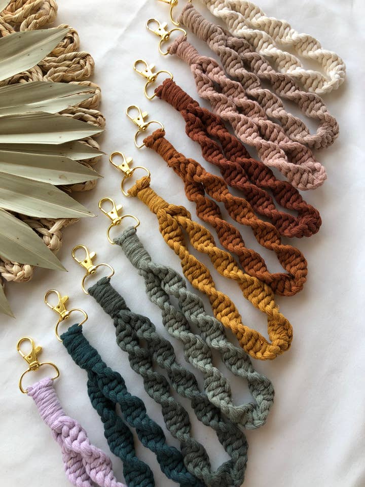 Bracelet torsadé en macramé pour la vente par Woven