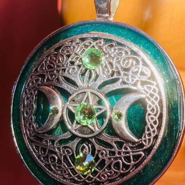 Elysium Pendants - Venta al por mayor Collares con colgantes/abalorios - Diosa, Triple diosa, Avalon, arte de resina, joyas de resina
