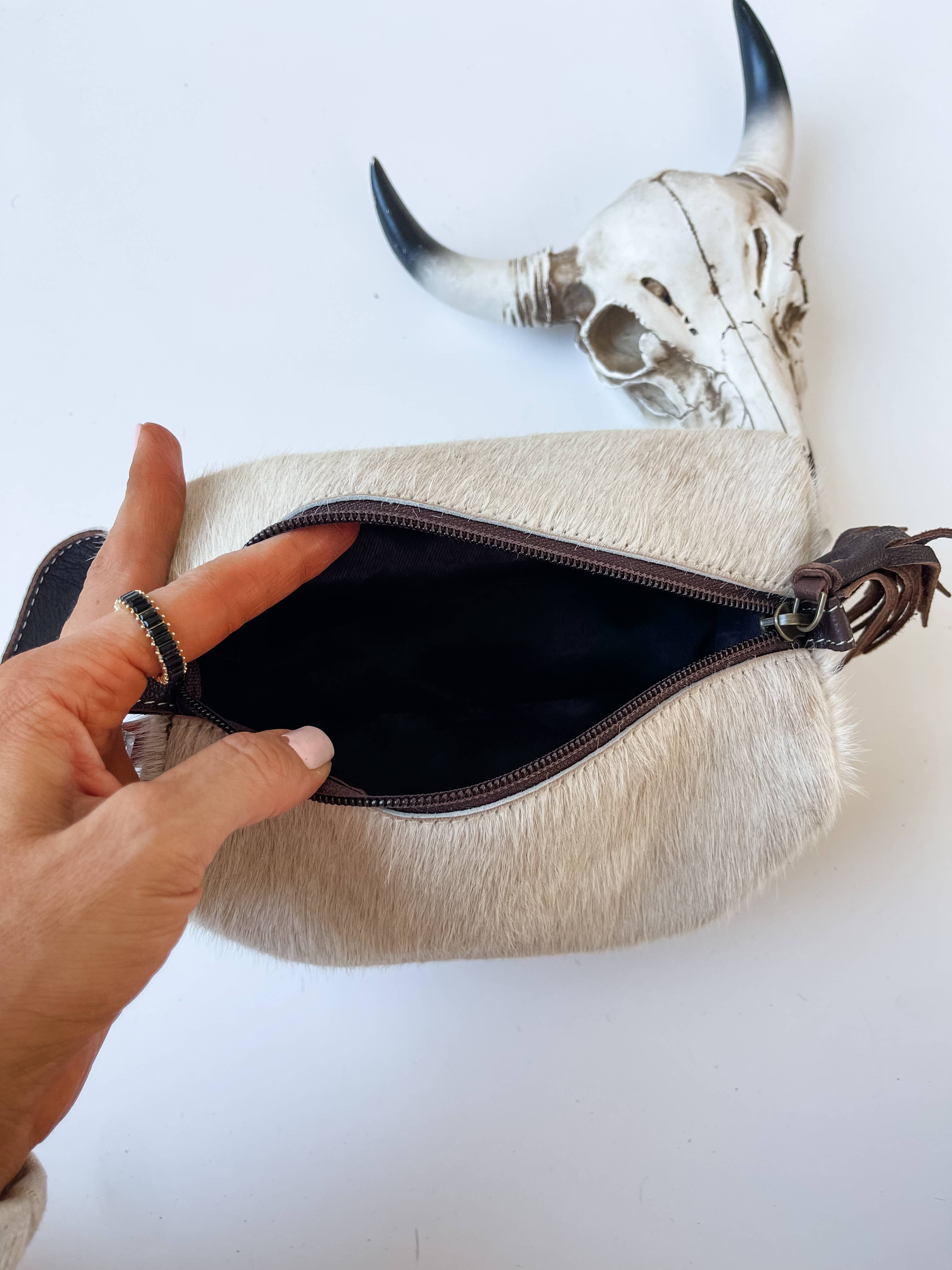 Boho Ranch Shop – wholesale Toiletry bag – women's – Cowhide Toiletry Makeup Shaving Travel Bag3