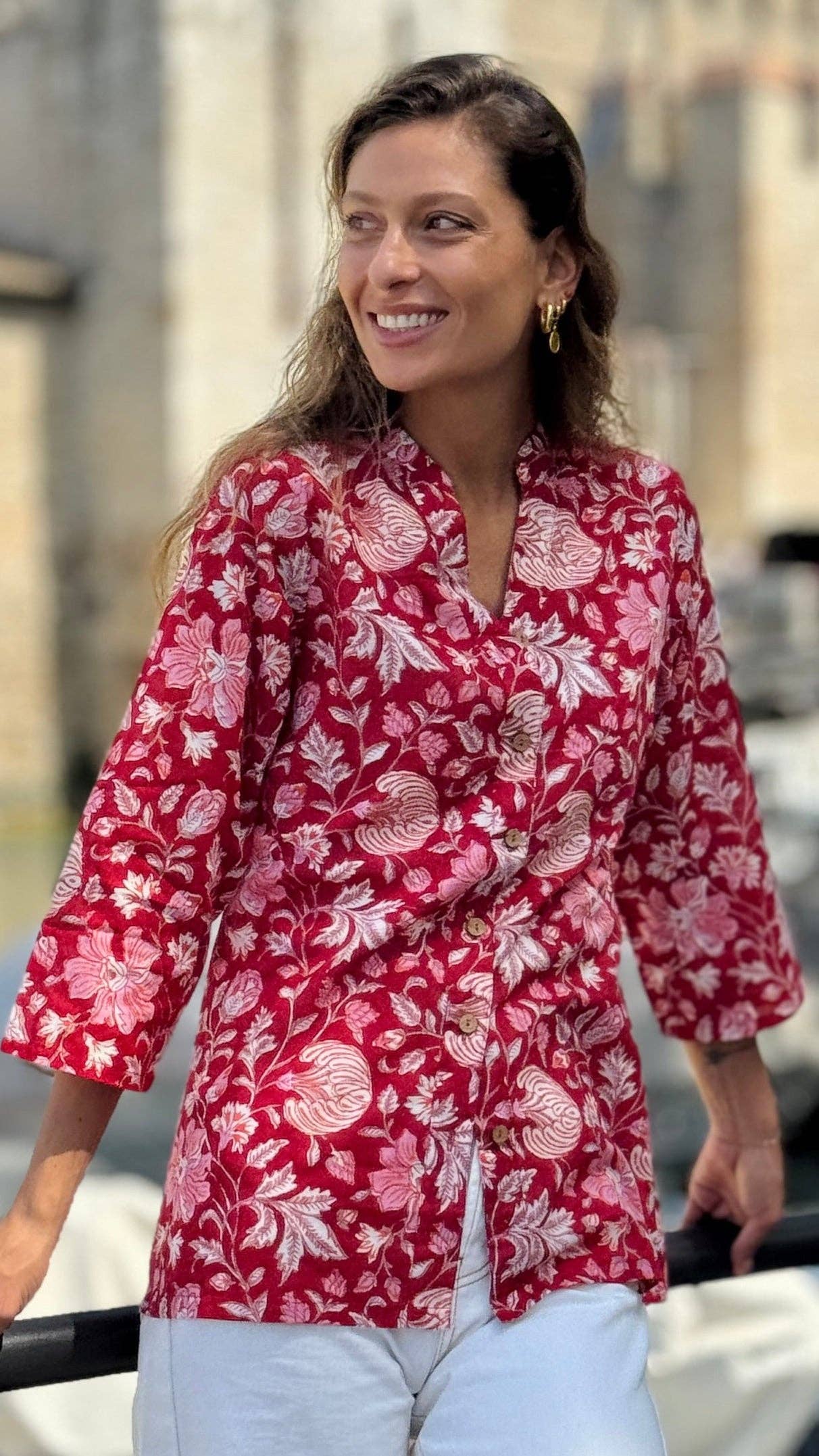 MALINI FASHION DESIGN PRIVATE LIMITED - Wholesale Button Down Shirt - Women's - Camicia Donna in Cotone Indiano Block Print – Rossa con Fiori, Maniche 3/4, Colletto a V e Bottoni in Legno2