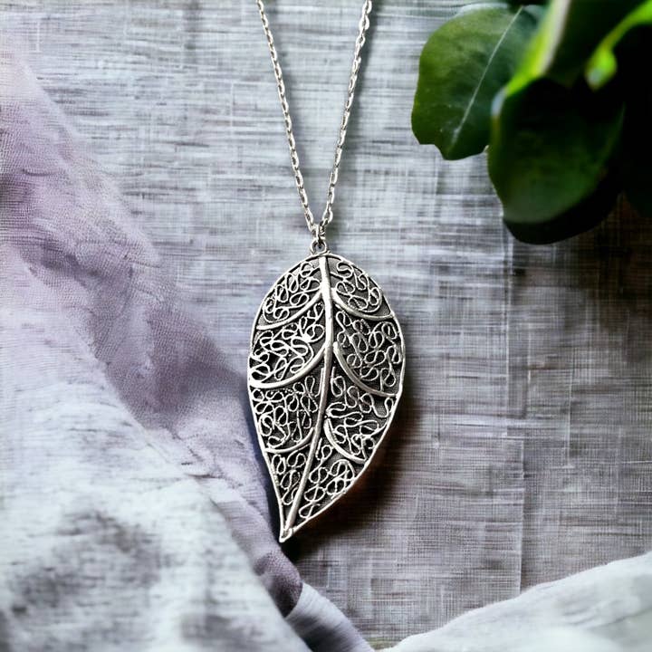 Eenvoudige elegantie: decoratieve bladhanger in antieke look aan een fijne ketting - Voor natuurliefhebbers en nostalgici - VIK-74 voor wholesale door MadamLili