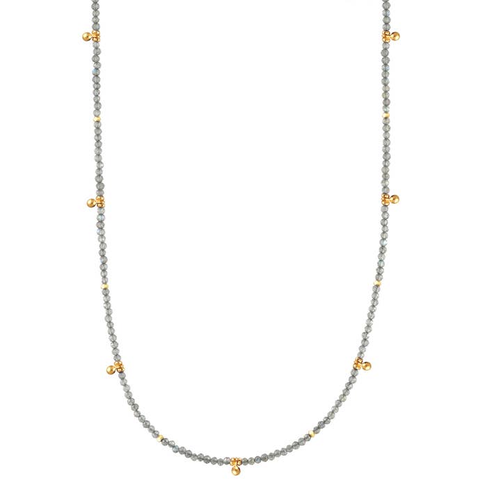 Collier avec breloques en labradorite N-2334 et petites boules en or pour la vente par Alicia Van Fleteren Jewelry Design