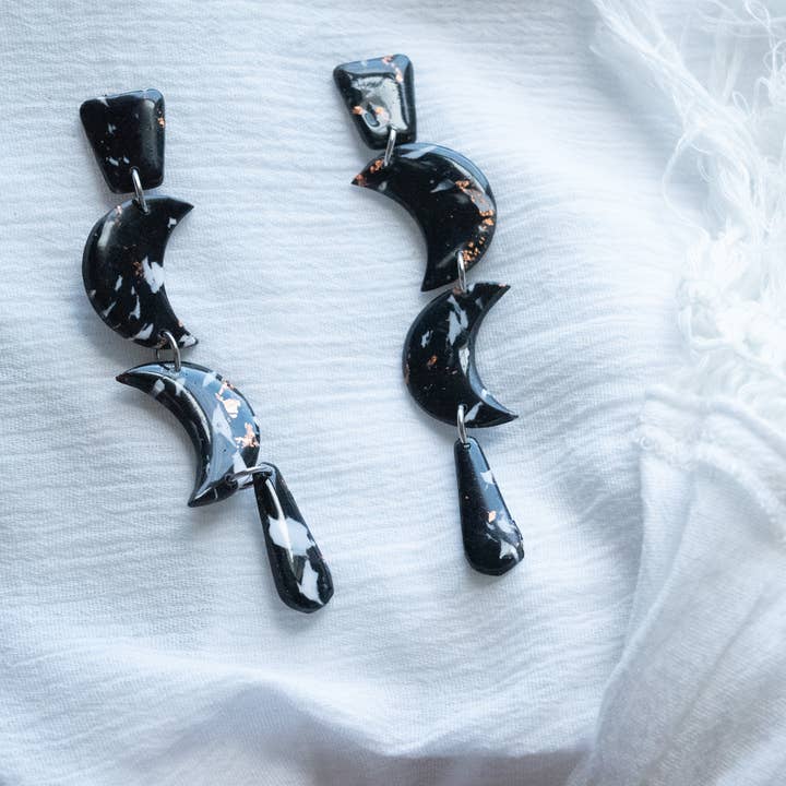 Boucles d'oreilles pendantes de lune pour la vente par Eleven Suns Jewelry