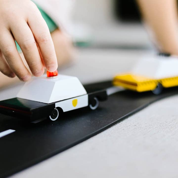 Candylab Toys – wholesale Leksaksbil/Lastbil - Barn – Polisbil i trä från Candycar-serien, 9 cm lång4