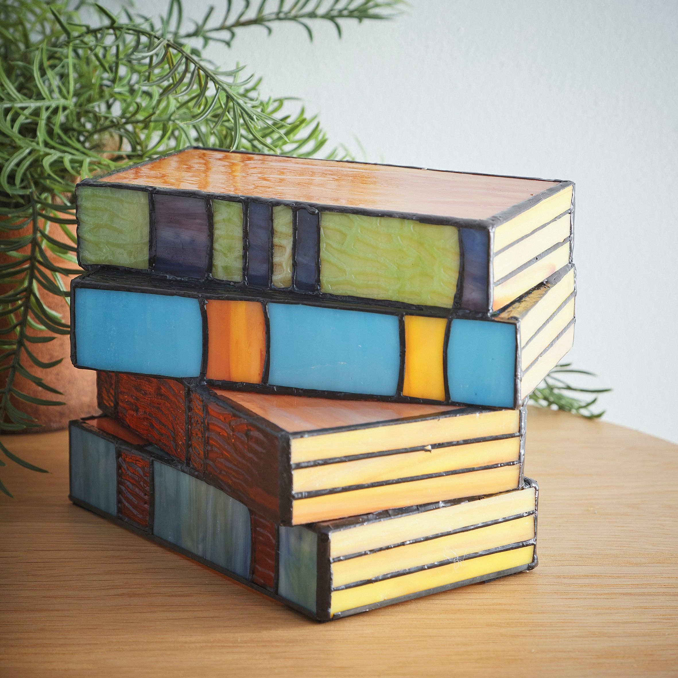 K LIVING – wholesale Accent/desk lamp – Tiffany Style Lamp in a Books design with a stained glass effect finish with multiple colours1