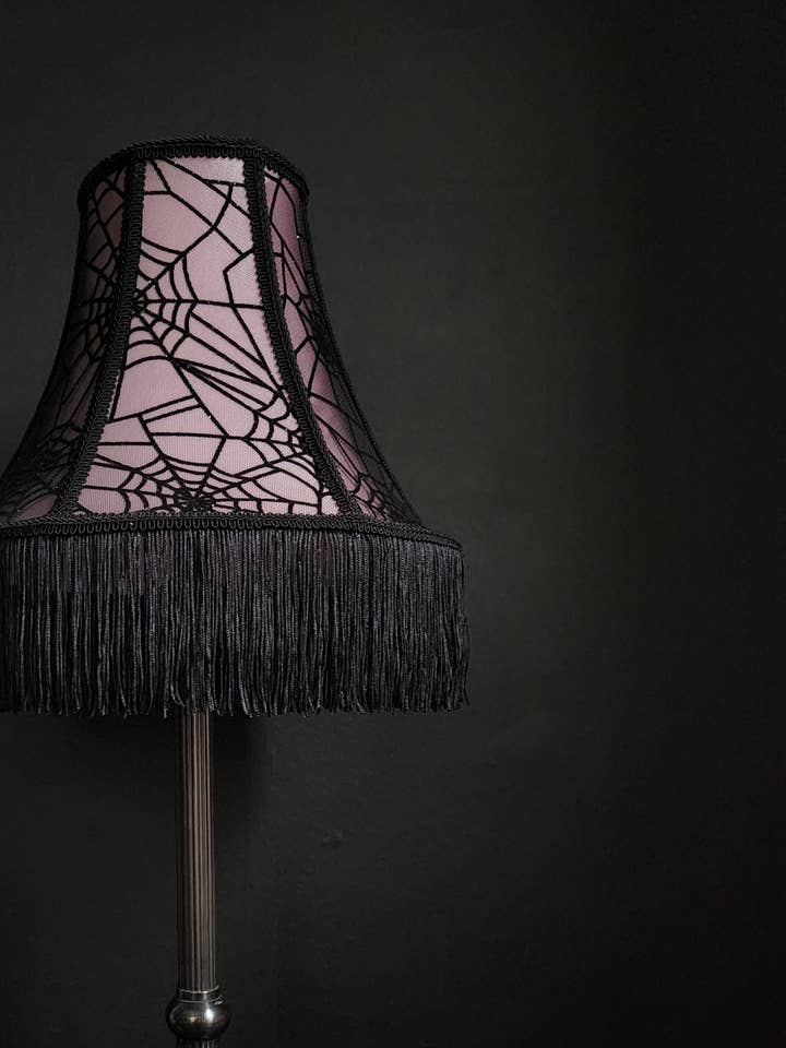 Rosa Pink Satin Edderkoppespind Lampeskærm for engroshandel hos Not Your Grandma's Lampshades