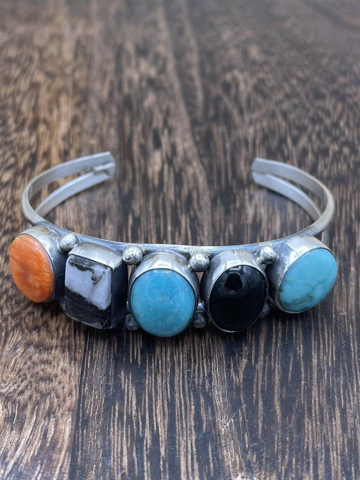 Infödd amerikansk Navajo handgjord armband i sterlingsilver med flerfärgade stenar. för wholesale av Native City Jewelry