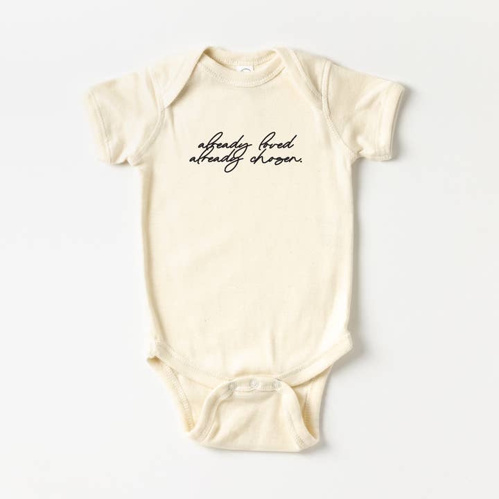 Allerede elsket, Allerede valgt Onesie for engroshandel hos SBG Co.