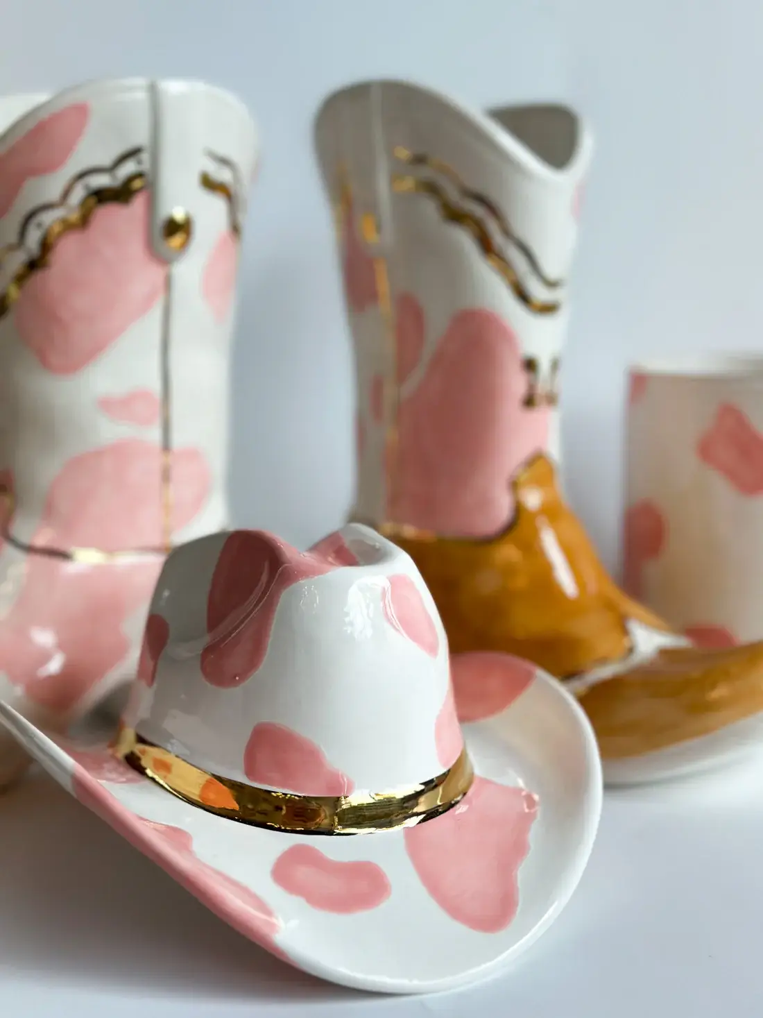 Lo Home | Ruby Clay – wholesale Dekorativt bordsobjekt – Keramisk cowboyhatt med ko-tryck1