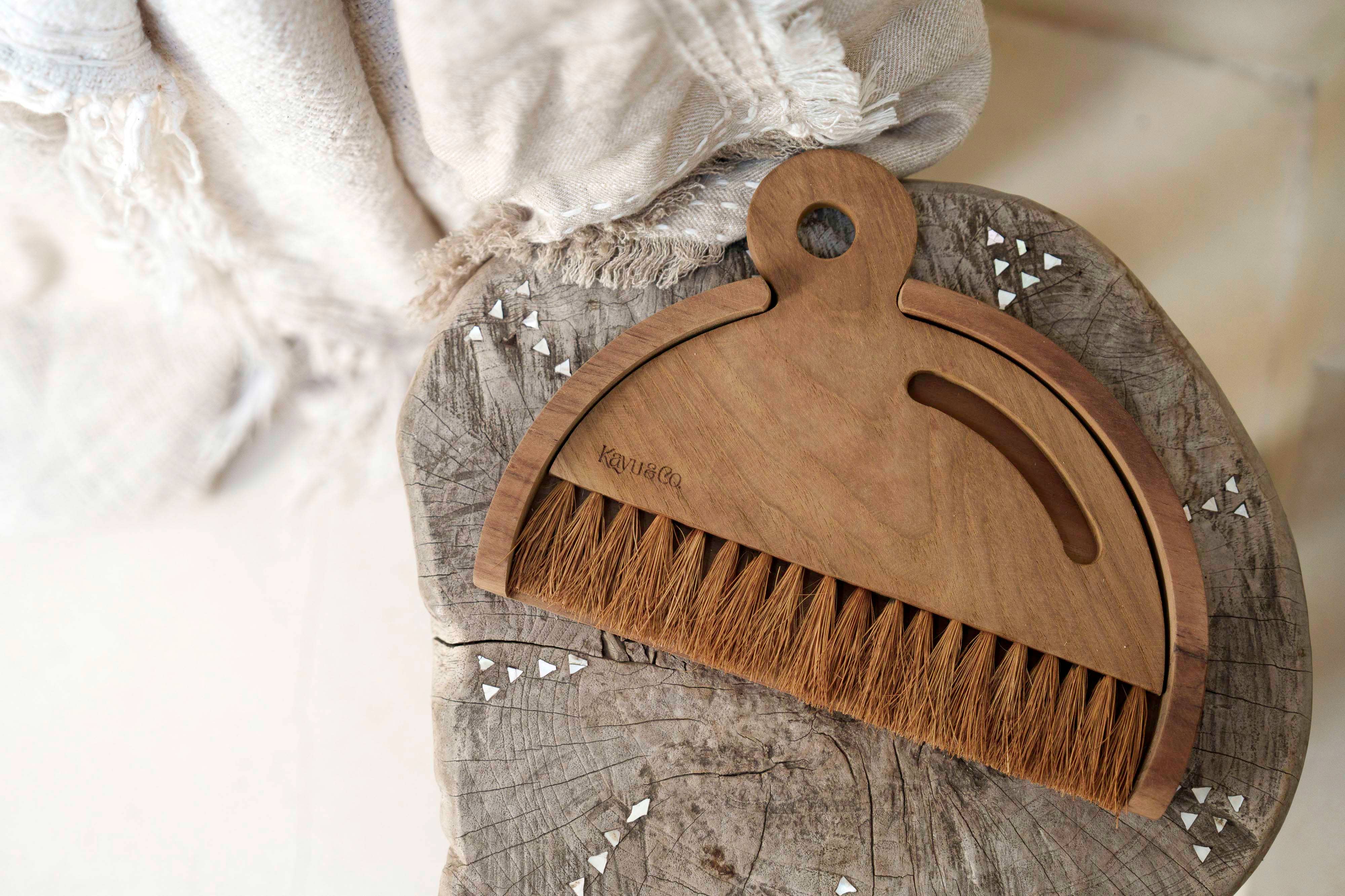 Kayu&Co. - Wholesale Dusting Brush & Duster - Wooden Dustpan & Brush Set - Large2