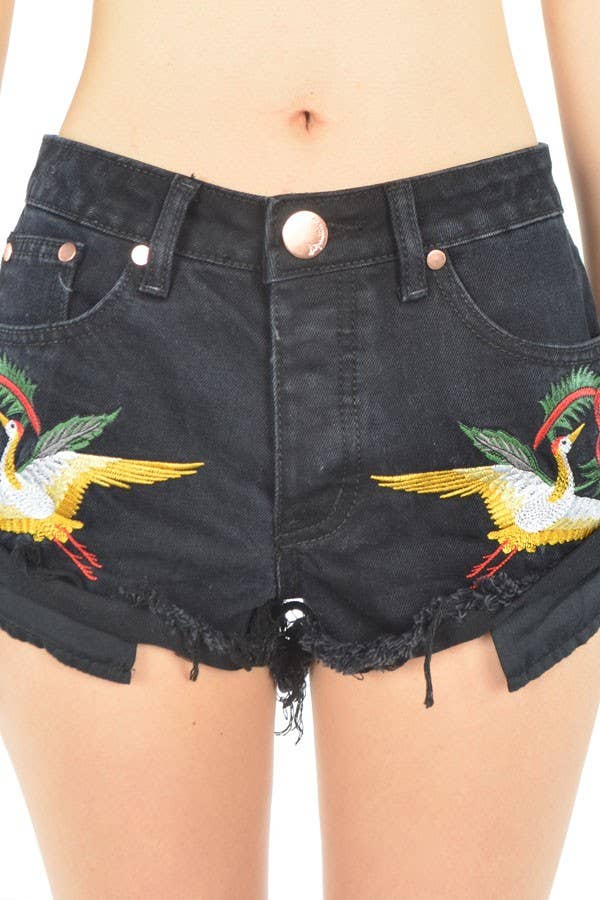 DENIM NERO Shorts di jeans tagliati con ricamo di gru e rose S8133G in vendita all'ingrosso su Faire5