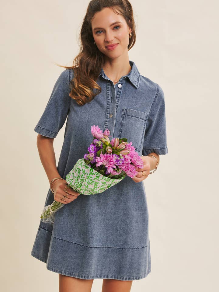 ROBE EN JEAN LAVÉE À LA PERFECTION, COUPE TRAPÈZE MINI AVEC POCHES pour la vente par in february